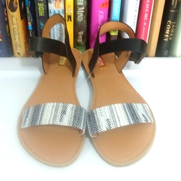 QUPID BLACK WHITE ANKLE STRAP FLAT SANDALS SIZE 8.5 NWT - Picture 7 of 7